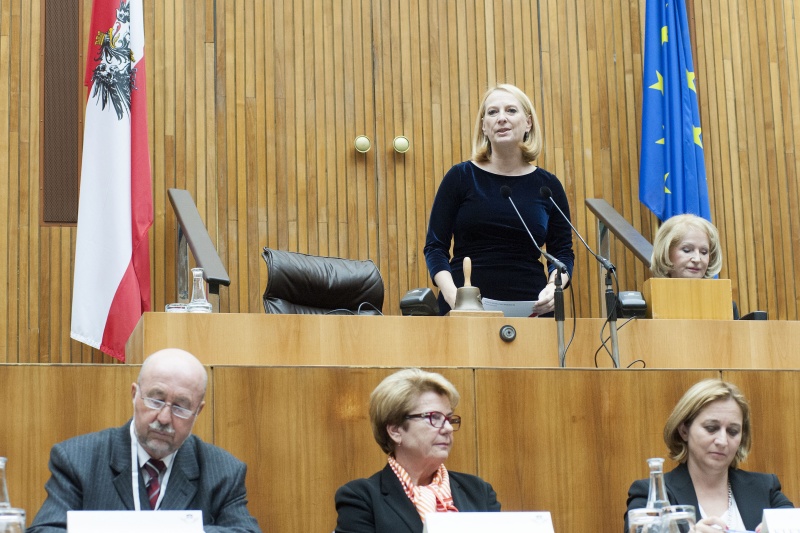 Am Präsidium v.li.: Nationalratspräsidentin Doris Bures (S) bei der Begrüßung und die Vorsitzende der Enquete-Kommission Gertrude Aubauer. Erste Reihe v.li.:  Mitglied der europäischen Ethik Kommission Günter Wirt, Präsidentin des Dachverbandes Hospiz Österreich Waltraud Klasnic und Mitglied der Bioethikkommission beim BKA Maria Kletecka-Pulker