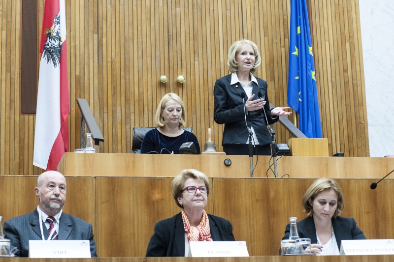 Am Präsidium v.li.: Nationalratspräsidentin Doris Bures (S) und die Vorsitzende der Enquete-Kommission Gertrude Aubauer bei ihrer Einleitung. Erste Reihe v.li.:  Mitglied der europäischen Ethik Kommission Günter Wirt, Präsidentin des Dachverbandes Hospiz Österreich Waltraud Klasnic und Mitglied der Bioethikkommission beim BKA Maria Kletecka-Pulker
