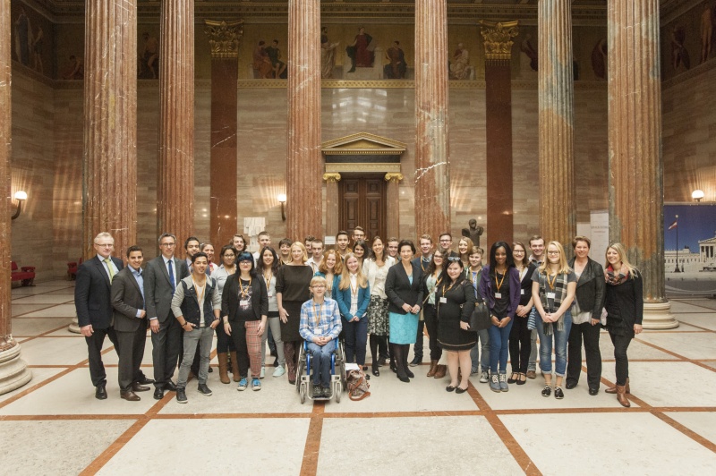 Gruppenfoto der teilnehmenden Schulklasse mit Nationalratspräsidentin Doris Bures (S) (Mitte links) und Unterrichtsministerin Gabriele Heinisch-Hosek (S) (Mitte rechts)
