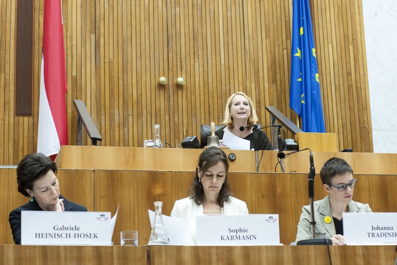 Am Präsidium Nationalratspräsidentin Doris Bures (S) bei ihrer Begrüßung. Im Vordergrund v.li. Unterrichtsministerin Gabriele Heinisch-Hosek (S), Familienministerin Sophie Karmasin (V) und die Vorsitzende der Bundesjugendvertretung Johanna Tradinik