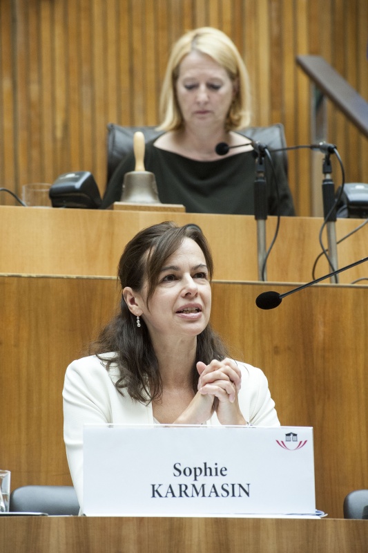 Bundesministerin für Familie und Jugend Sophie Karmasin (S) bei ihrer Einleitung. Im Hintergrund Nationalratspräsidentin Doris Bures (S) am Präsidium