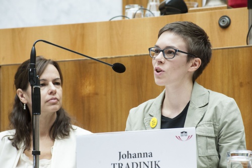 v.li.: Familienministerin Sophie Karmasin (V) und die Vorsitzende der Bundesjugendvertretung Johanna Tradinik bei ihrem Impulsreferat