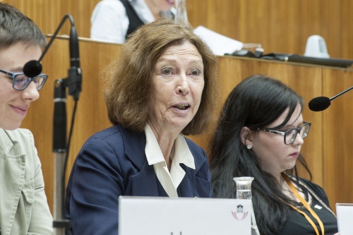 UN-Kinderrechtsausschuss Renate Winter bei ihrem Impulsreferat