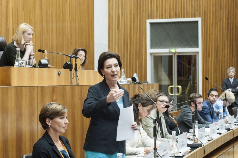 Am Präsidium Nationalratspräsidentin Doris Bures (S). Regierungsbank v.li.: Kinder- und Jugendanwältin Salzburg Andrea Holz-Dahrenstädt, Unterrichtsministerin Gabriele Heinisch-Hosek (S) bei ihrer Einleitung, Familienministerin Sophie Karmasin (V), Vorsitzende der Bundesjugendvertretung Johanna Tradinik, Sebastian Merten, Mustafa Noori und Benjamin Kaspar