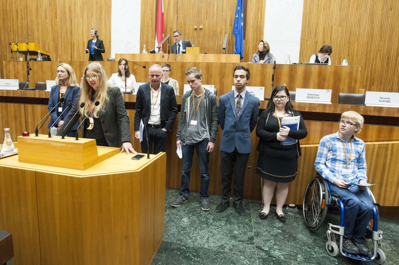 v.li.: SOS-Kinderdorf Elisabeth Hauser, Kinder- und Jugendanwältin Wien Monika Pinterits am Rednerpult, Österreichisches Institut für Familienforschung Olaf Kapelle, Sebastian Merten, Mustafa Noori, Michaela Felbauer und Benjamin Kaspar