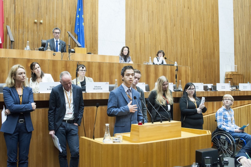 v.li.: SOS-Kinderdorf Elisabeth Hauser, Österreichisches Institut für Familienforschung Olaf Kapelle, Mustafa Noori am Rednerpult, Sebastian Merten, Kinder- und Jugendanwältin Wien Monika Pinterits, Michaela Felbauer und Benjamin Kaspar