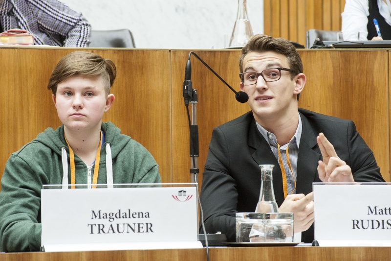 v.li.: Magdalena Trauner und Matthias Rudischer beim Panel 2 - Schule und Partizipation