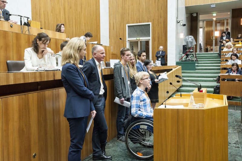 v.li.: SOS-Kinderdorf Elisabeth Hauser, Öesterreichisches Institut für Familienforschung Olaf Kapelle, Benjamin Kaspar am Rednerpult, Sebastian Merten, Kinder- und Jugendanwältin Wien Monika Pinterits, Mustafa Noori und Michaela Felbauer