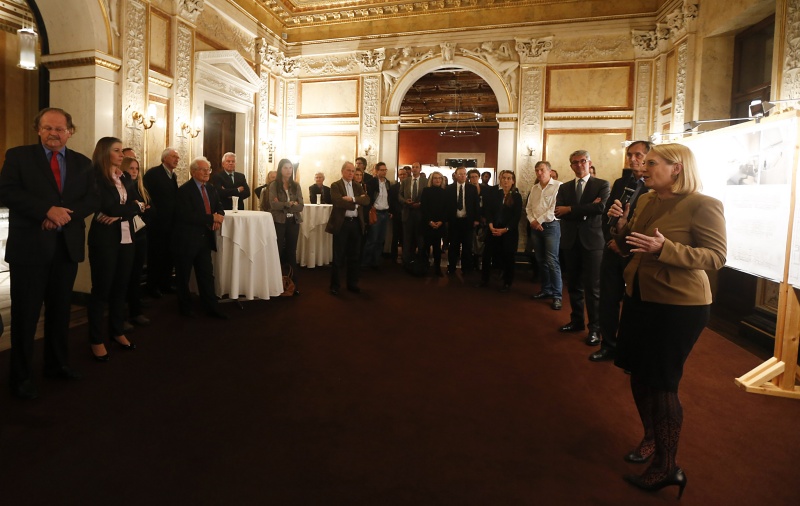 Blick Richtung  VeranstaltungsteilnehmerInnen. Nationalratspräsidentin Doris Bures (S) (re.) bei der Begrüßung