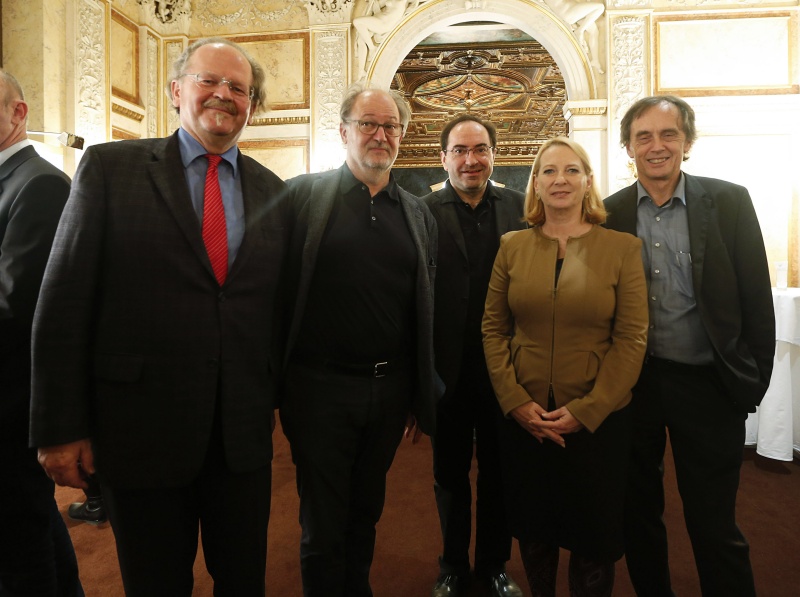 v.li.: Ziviltechniker Ortfried Friedreich, Architekt Andras Palffy, Architekt Christian Jabornegg, Nationalratspräsidentin Doris Bures (S) und der Vorsitzende der Bewertungskommission Ernst Beneder