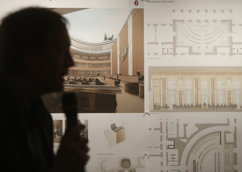 Vorsitzender der Bewertungskommission Ernst Beneder am Wort vor den Plänen zur Parlamentssanierung