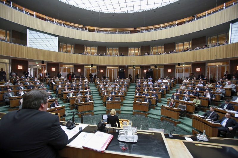 Blick Richtung VeranstaltungsteilnehmerInnen mit Nationalratspräsidentin Doris Bures (S) am Rednerpult