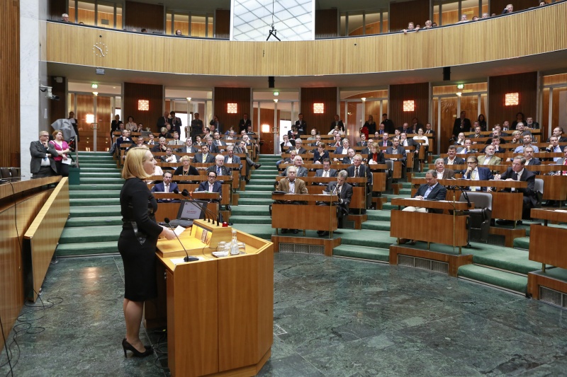 Blick Richtung VeranstaltungsteilnehmerInnen mit Nationalratspräsidentin Doris Bures (S) am Rednerpult