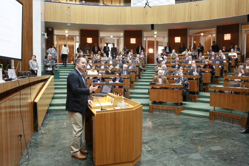 Klubobmann Andreas Schieder (S) am Rednerpult. Blick Richtung VeranstaltungsteilnehmerInnen