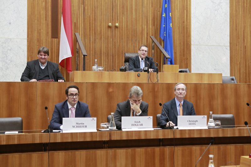 Präsidium v.li.: Nationalratsabgeordneter Josef Muchitsch (S) und Nationalratsabgeordneter August Wöginger (V). Auf der Regierungsbank v.li.: Rechtsanwalt Martin Schiefer, ÖGB-Präsident Erich Foglar und WKO-Präsident Christoph Leitl