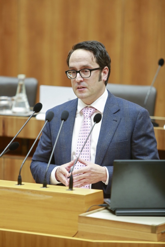 Fachvortrag von Rechtsanwalt Martin Schiefer am Rednerpult