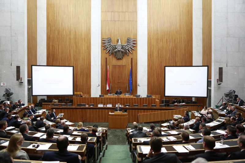 ÖGB-Präsident Erich Foglar am Rednerpult. Blick Richtung VeranstaltungsteilnehmerInnen