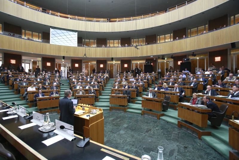 WKO-Präsident Christoph Leitl am Rednerpult. Blick Richtung VeranstaltungsteilnehmerInnen