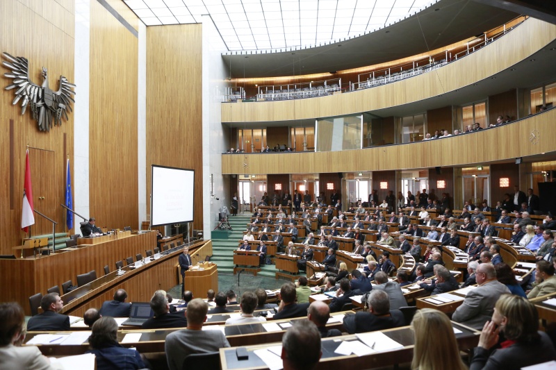 Klubobmann Reinhold Lopatka (V) am Rednerpult. Blick Richtung VeranstaltungsteilnehmerInnen