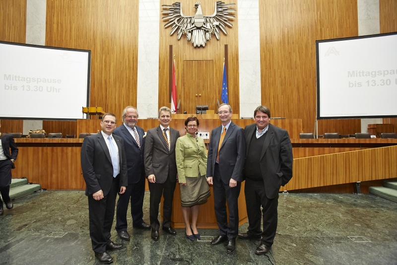 v.links: Nationalratsabgeordneter August Wöginger (V), Bundesinnungsmeister Baugewerbe Hans-Werner Frömmel, ÖGB-Präsident Erich Foglar, Nationalratsabgeordnete Gabriele Tamandl (V), WKO-Präsident Christoph Leitl und Nationalratsabgeordneter Josef Muchitsch (S)