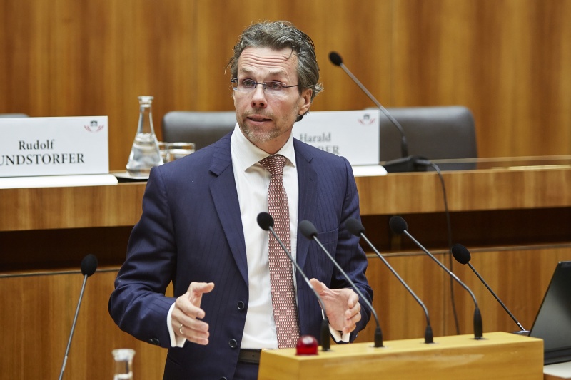 Österreichkatalog Neu Stephan Haid am Rednerpult