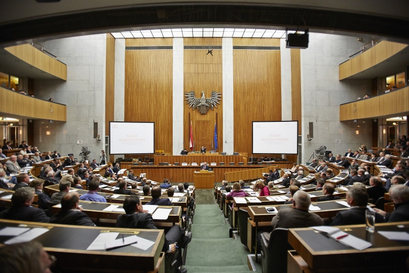 Blick Richtung VeranstaltungsteilnehmerInnen mit Sozialminister Rudolf Hundstorfer (S) am Rednerpult