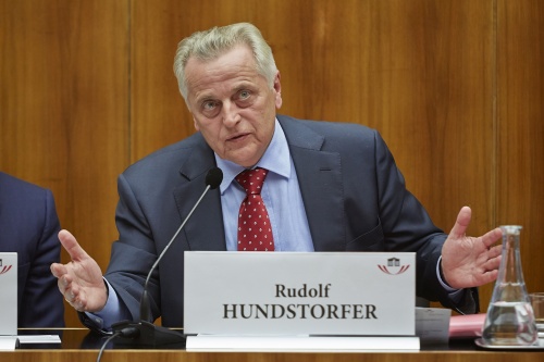 Sozialminister Rudolf Hundstorfer am Podium