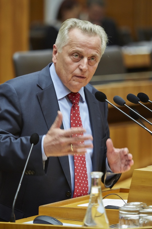 Sozialminister Rudolf Hundstorfer (S) am Rednerpult