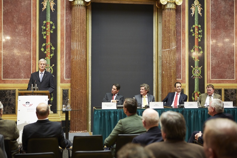 Siegfried Dillersberger am Pednerpult; am Podium v.li.: Nationalratsabgeordneter Reinhard Eugen Bösch (F), Moderator Hans Achatz, Kantonsrat Claudio Zanetti (SVP), Roland Kleinhenz