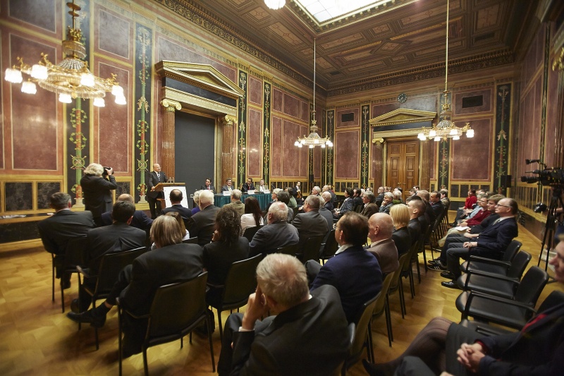 Blick Richtung VeranstaltungsteilnehmerInnen; Preisträger Gerulf Stix am Rednerpult