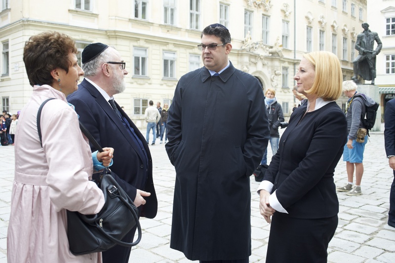 v.re.: Nationalratspräsidentin Doris Bures (S), der Präsident der israelitischen Kultusgemeinde Wien Oskar Deutsch und Oberrabbiner Chaim Eisenberg im Gespräch am Judenplatz