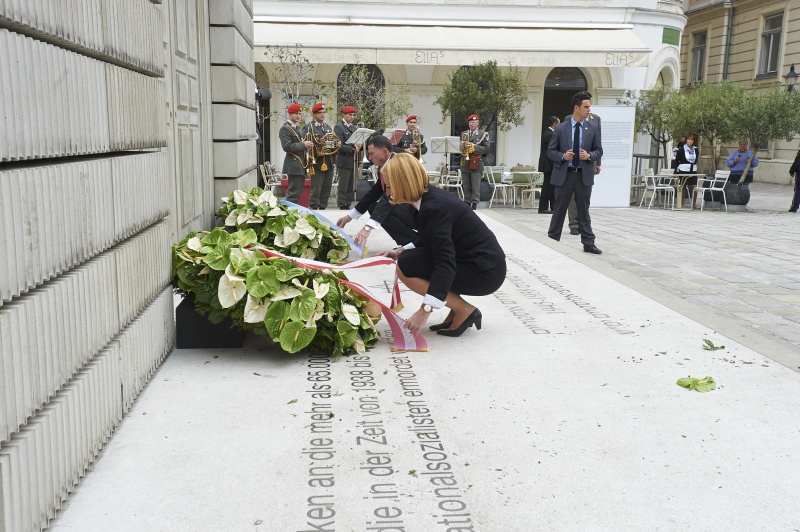 Nationalratspräsidentin Doris Bures (S) (vorne) und der Präsident der Israelischen Knesset Yuli-Yoel Edelstein bei der Kranzniederlegung am Judenplatz
