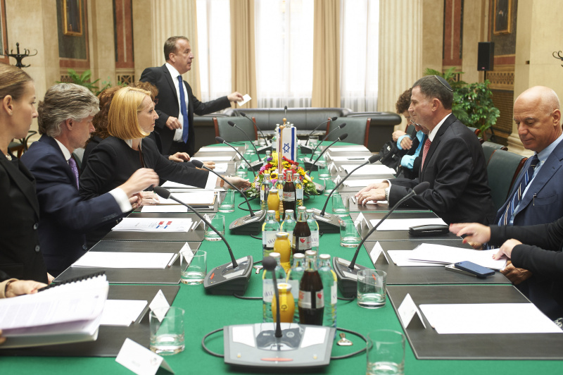 Aussprache. Linke Bildhälfte: Österreichische Delegation mit Parlamentsdirektor Harald Dossi (2.v.li.) und Nationalratspräsidentin Doris Bures (S) (3.v.li.). Rechte Bildhälfte: Israelische Delegation mit dem Präsidenten der Israelischen Knesset Yuli-Yoel Edelstein (2.vre.)
