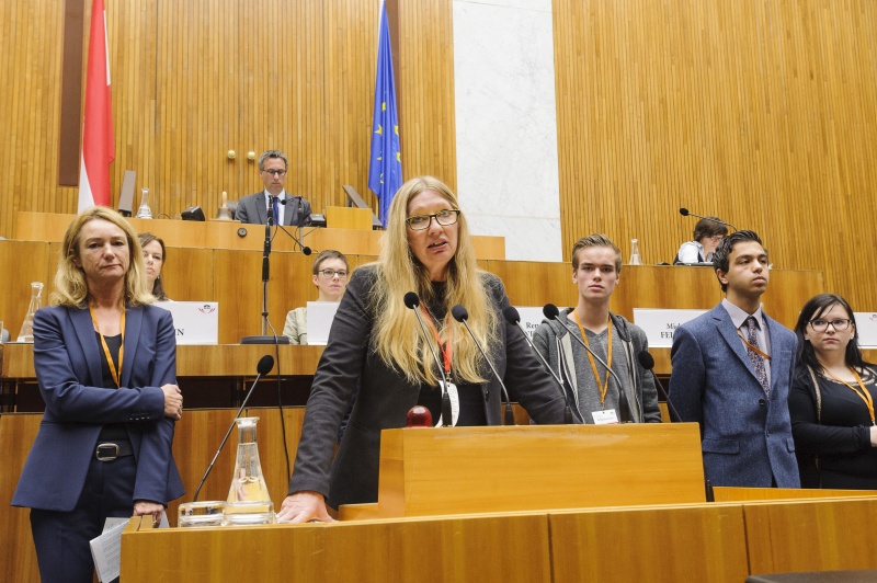 v.li.: SOS-Kinderdorf Elisabeth Hauser, Kinder- und Jugendanwältin Wien Monika Pinterits am Wort, Sebastian Merten, Mustafa Noori und Michaela Felbauer