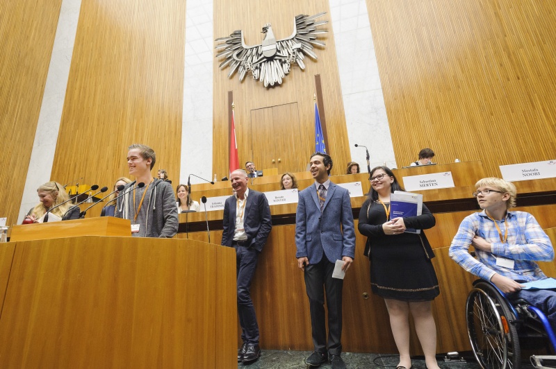 v.li.: Kinder- und Jugendanwältin Wien Monika Pinterits, Sebastian Merten am Wort, Österreichisches Institut für Familienforschung Olaf Kapella, Mustafa Noori, Michaela Felbauer und Benjamin Kaspar