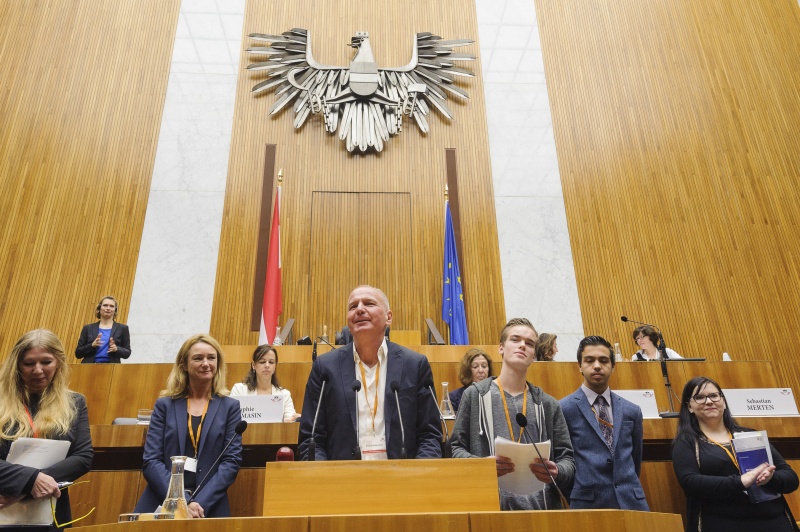 v.li.: Kinder- und Jugendanwältin Wien Monika Pinterits, SOS-Kinderdorf Elisabeth Hauser, Österreichisches Institut für Familienforschung Olaf Kapella am Wort, Sebastian Merten, Mustafa Noori und Michaela Felbauer