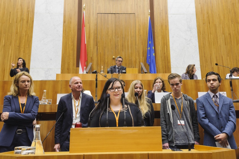 v.li.: SOS-Kinderdorf Elisabeth Hauser, Österreichisches Institut für Familienforschung Olaf Kapella, Michaela Felbauer am Wort, Kinder- und Jugendanwältin Wien Monika Pinterits, Sebastian Merten und Mustafa Noori