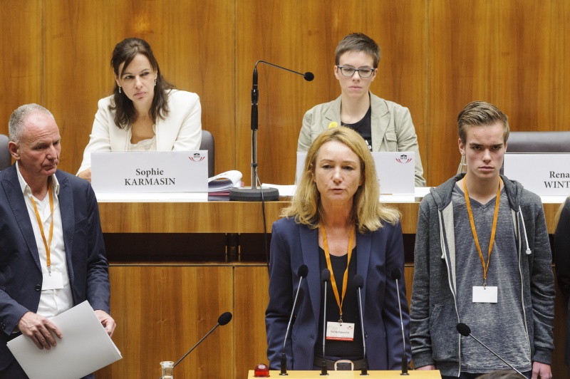 v.li.: Österreichisches Institut für Familienforschung Olaf Kapella, SOS-Kinderdorf Elisabeth Hauser am Wort und Sebastian Merten. Podium v.li.: Familienministerin Sophie Karmasin (V) und die Vorsitzende der Bundesjugendvertretung Johanna Tradinik