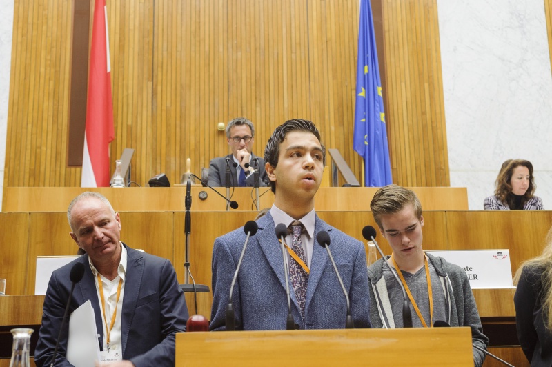 v.li.: Österreichisches Institut für Familienforschung Olaf Kapella, Mustafa Noori am Wort und Sebastian Merten