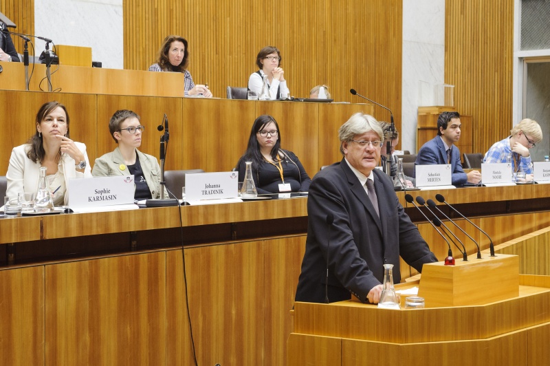 Bundesrat Stefan Schennach (S) am Rednerpult