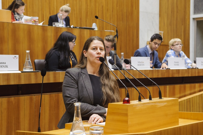 Familienbund Alexandra Lugert am Rednerpult