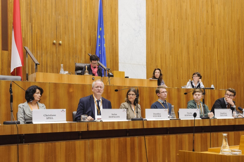 Am Präsidium: Nationalratsabgeordnete Tanja Windbüchler-Souschill (G); Regierungsbank v.li.: Uni Wien Hilde Spiel, Uni Wien Stefan Hopmann, Zentrum polis Dorothea Steurer, Nicolas Hofbauer, Magdalena Trauner und Matthias Rudischer