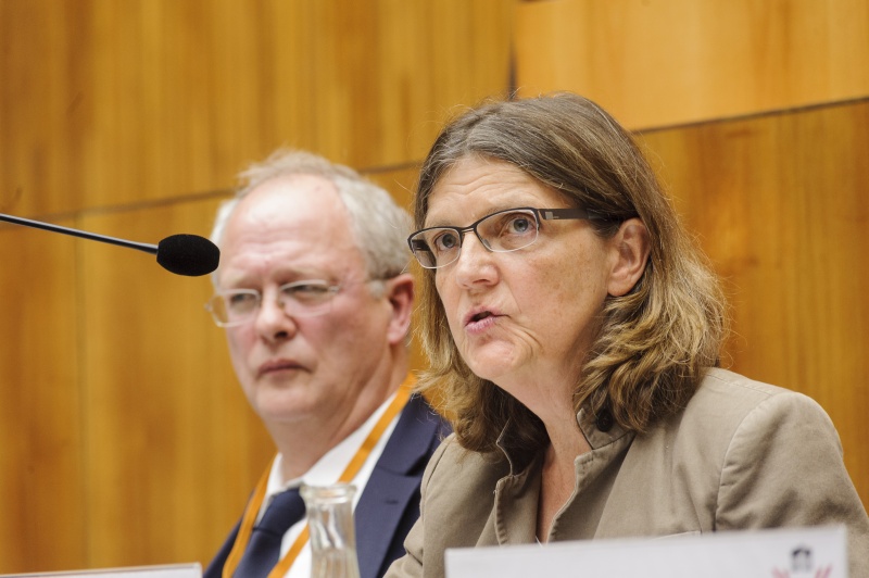 v.li.: Uni Wien Stefan Hopmann und Zentrum polis Dorothea Steurer beim Panel 2 - Schule und Partizipation