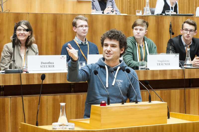 Nationalratsabgeordneter Julian Schmid (G) am Rednerpult