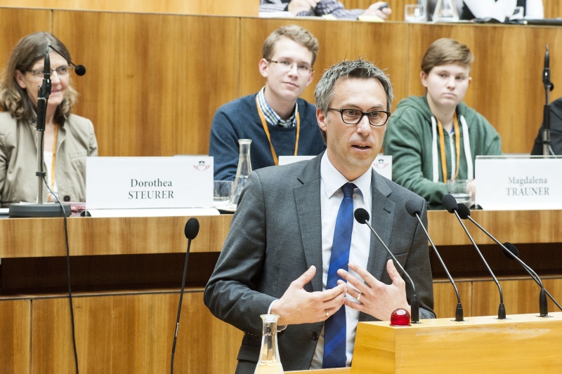 Nationalratsabgeordneter Georg Strasser am Rednerpult