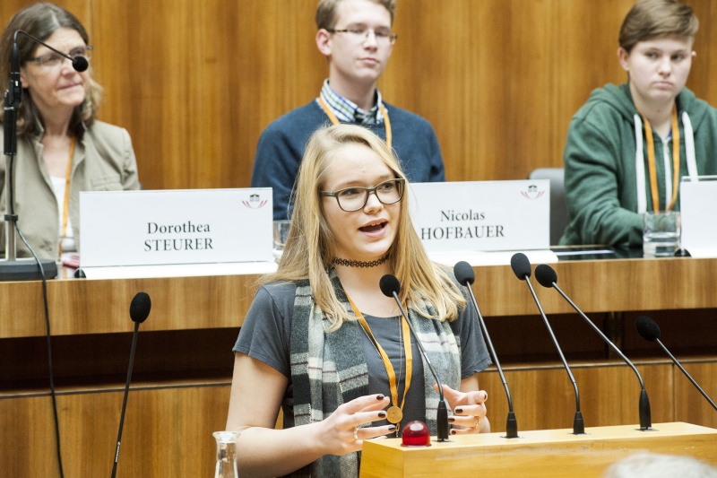 Hannah Czernohorszky am Rednerpult