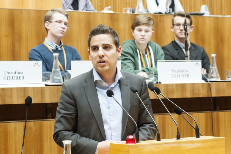 Nationalratsabgeordneter Asdin El Habbassi am Rednerpult