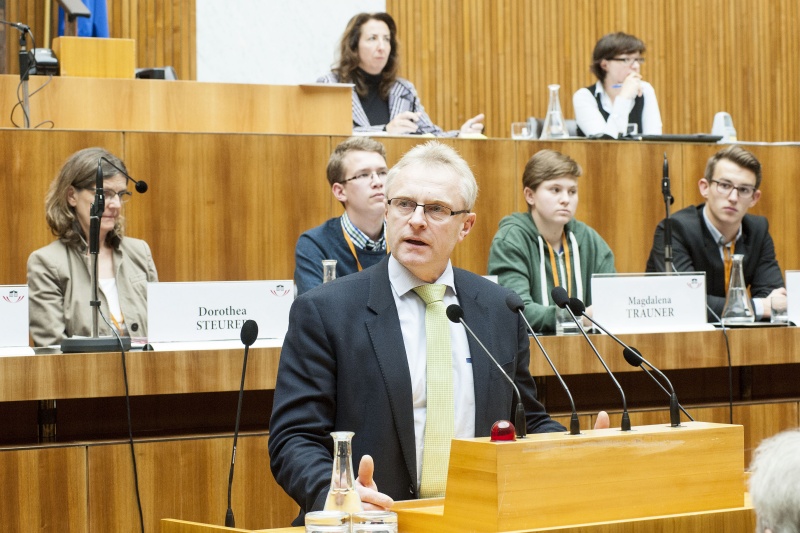 Bunderat Ferdinand Tiefnig am Rednerpult