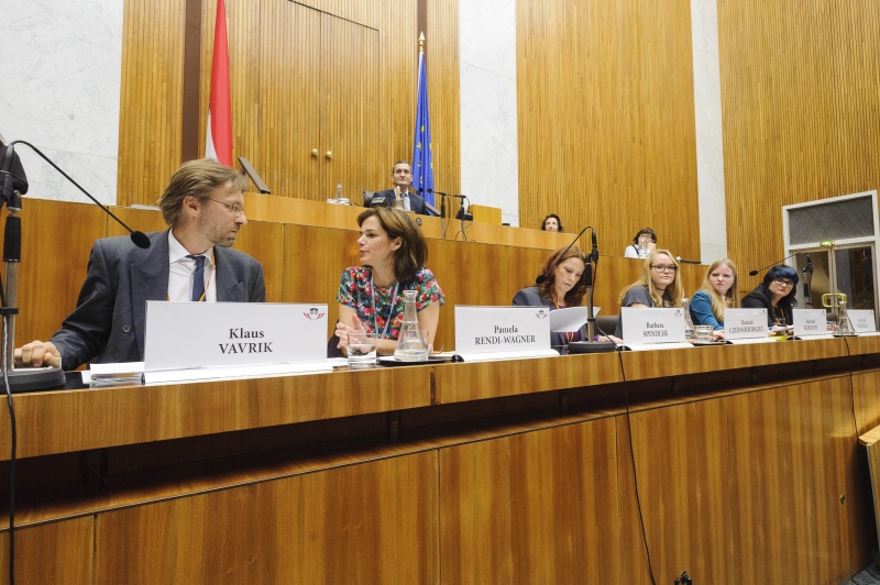 v.li.: Liga für Kinder- und Jugendgesundheit Klaus Vavrik, BMG Lt. Sektion öffentliche Gesundheit Pamela Rendi-Wagner, Generalsekretärin BSO Barbara Spindler, Hannah Czernohorszky, Hannah Korinth und Cornelia Schenk