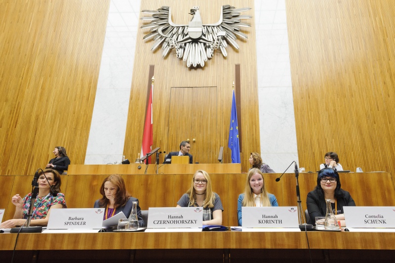 v.li.: BMG Lt. Sektion öffentliche Gesundheit Pamela Rendi-Wagner, Generalsekretärin BSO Barbara Spindler, Hannah Czernohorszky, Hannah Korinth und Cornelia Schenk
